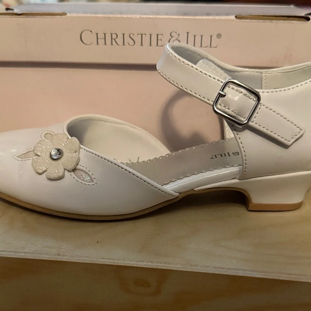 Elegant White Kids Dress Shoes with Floral Accents - Picture 4 of 4